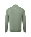 Un jersey de manga larga y cremallera de un cuarto de longitud en color verde salvia, visto desde atrás, con un pequeño logotipo blanco «FJ» cerca de la parte superior central, sobre un fondo blanco liso.