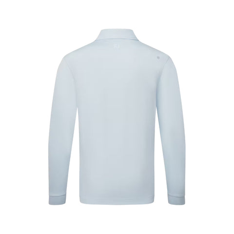 Una camiseta de manga larga de color azul claro sobre un fondo blanco liso.