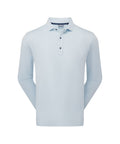 Un polo de manga larga de color azul claro con una tapeta de tres botones, que se muestra sobre un fondo blanco impecable.