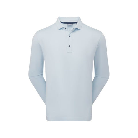 Un polo de manga larga de color azul claro con una tapeta de tres botones, que se muestra sobre un fondo blanco impecable.